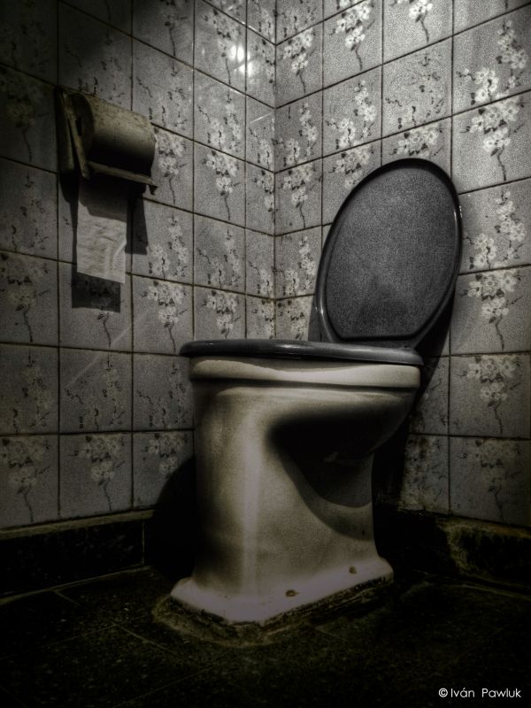 "Dark bathroom" de Ivn Pawluk