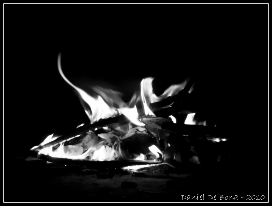 "Fuego en la oscuridad" de Daniel De Bona