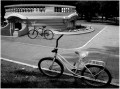 la plaza y dos bicy