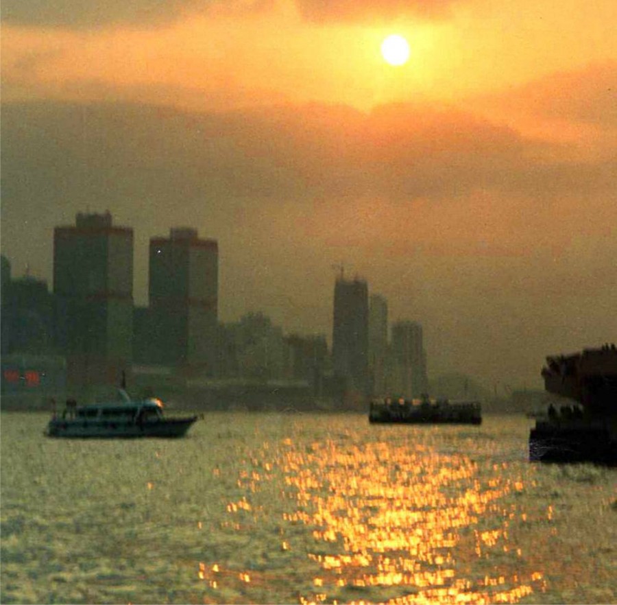 "neblina sobre Hong Kong" de Ernesto Grun