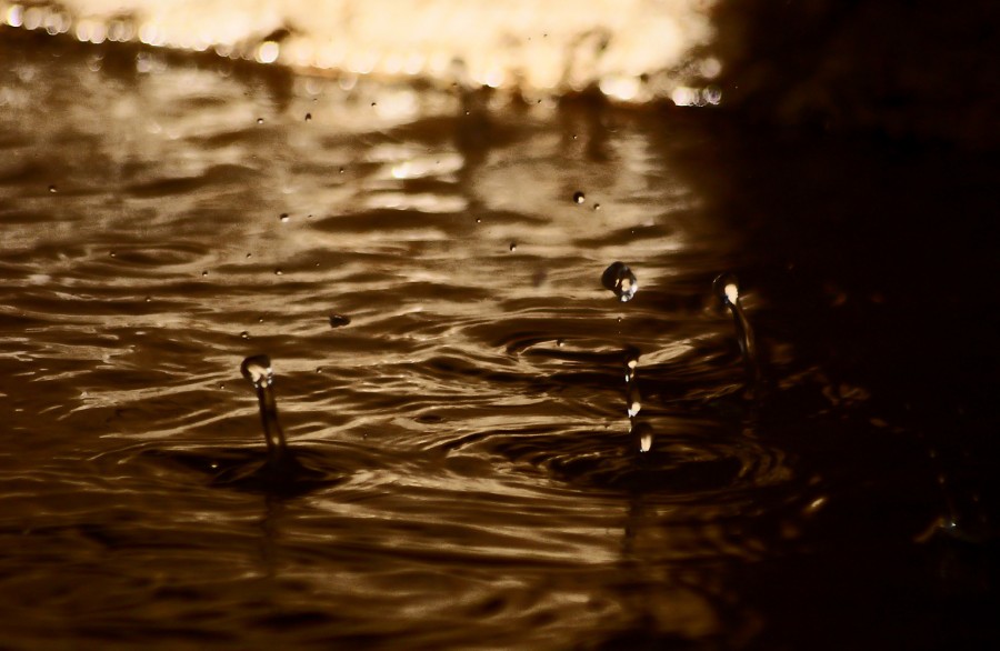 "Detrs de los cristales llueve y llueve..." de Gustavo Acosta