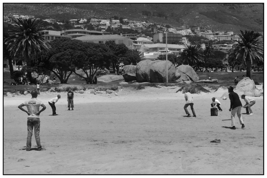 "Jugando en la playa" de Carlos Amerio (cato)