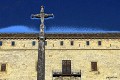 la cruz y la fachada