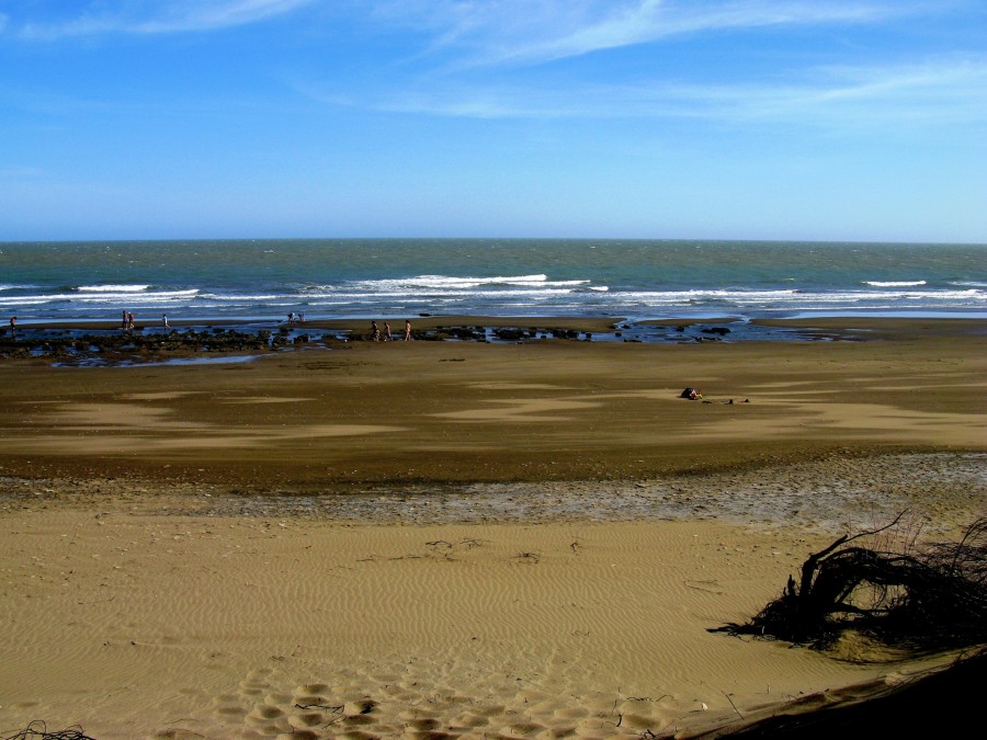 "Lejos, la playa" de Jorge Zanguitu Fernandez