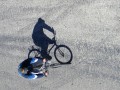 Ciclista de negro / sombra en color