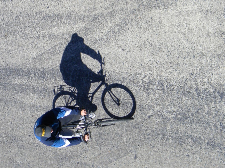 "Ciclista de negro / sombra en color" de Alberto Daniel Frete