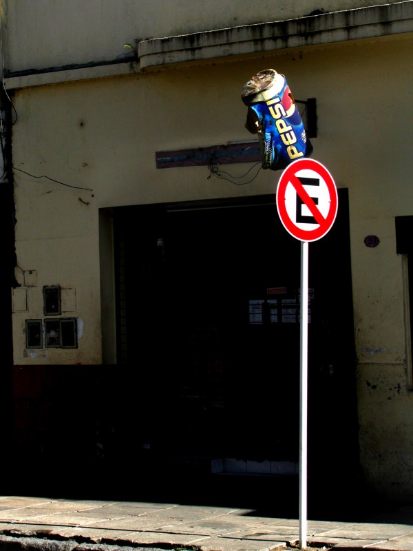 "No estacionar hay pepsi" de Jorge Mariscotti (piti)