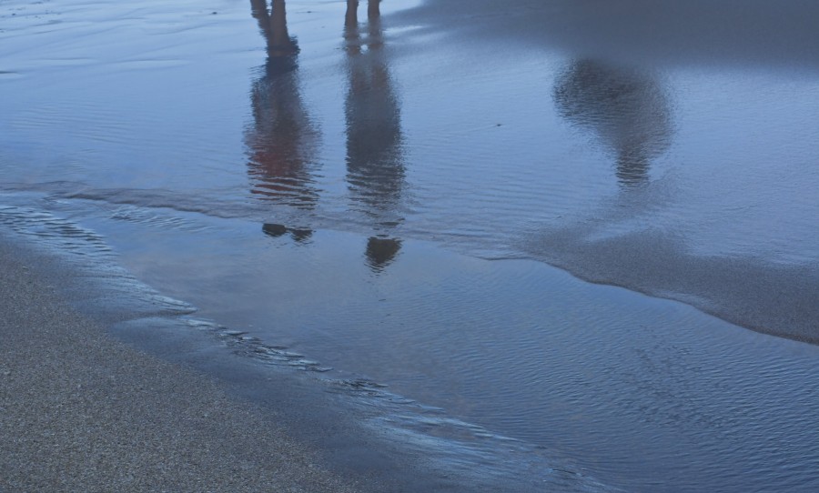 "Reflejos en la playa." de Tesi Salado