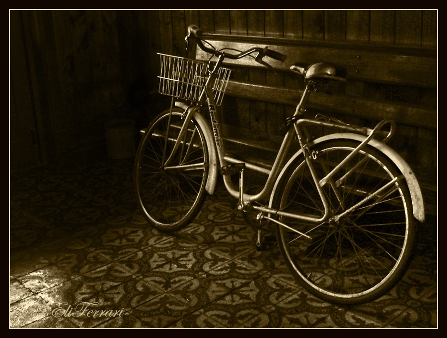 "La bici guardada" de Eli - Elisabet Ferrari