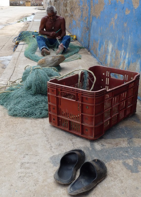 "Reparando redes para pescar" de Ovelio Prez