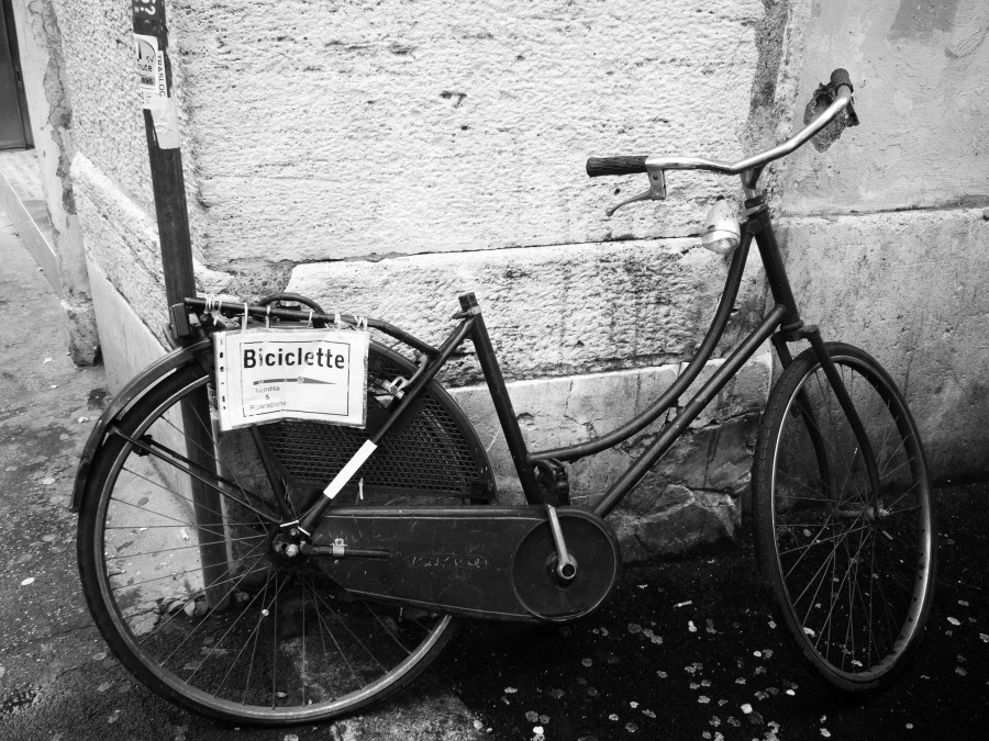 "bicicleta en roma" de Marcela Abad