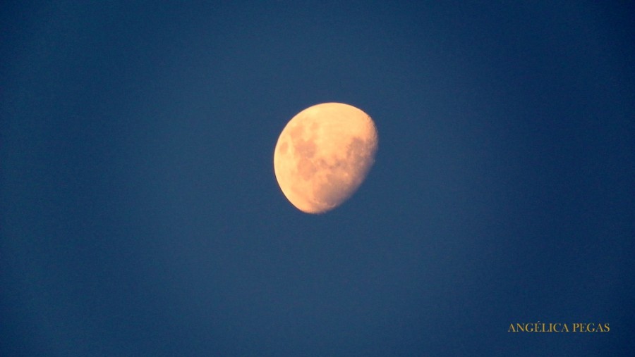 "La Luna hoy... las 18:10" de Anglica Pegas