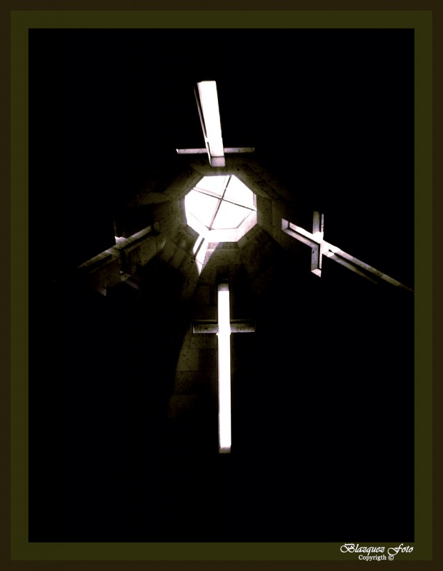 "Cruces en cruz" de Ruben Blazquez