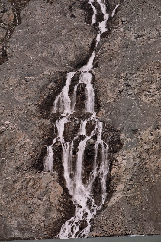 "cascadas que nutren al lago argentino" de Jose Alberto Vicente