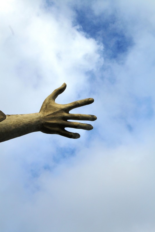 "mano al cielo." de Roberto Velazquez