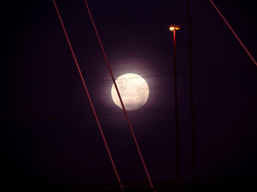 "Geometra - luna y obenques del puente" de Alberto Matteo