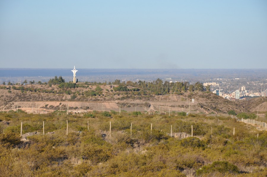 "vista del Cristo de los Cerros y precordillera" de Jose Alberto Vicente