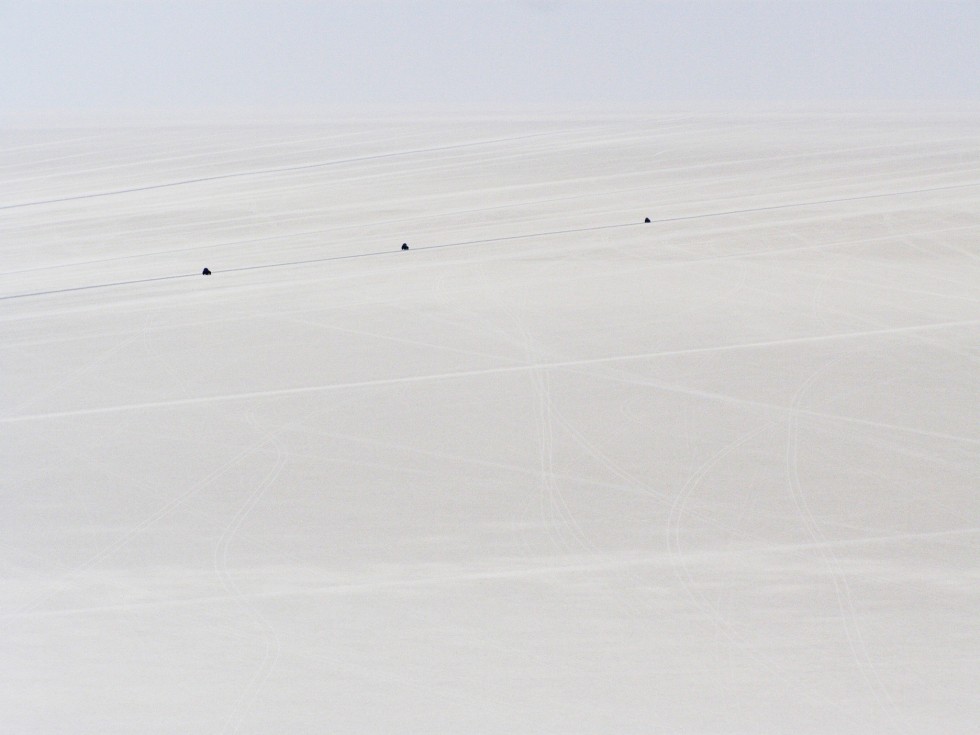 "Camionetas cruzando la inmensidad del Uyuni" de Alberto Matteo