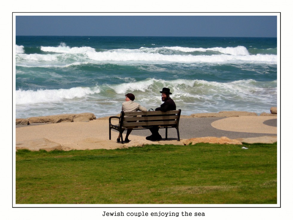 "Jewish couple enjoying the sea" de Yulia Lyulkina