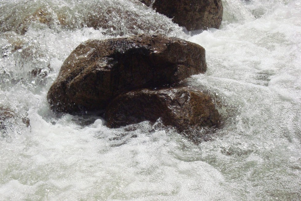 "Piedras en el rio Mucujum." de Piero Francesa