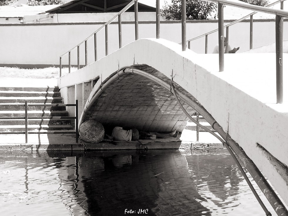 "Durmiendo bajo el puente" de Juan Manuel Conti