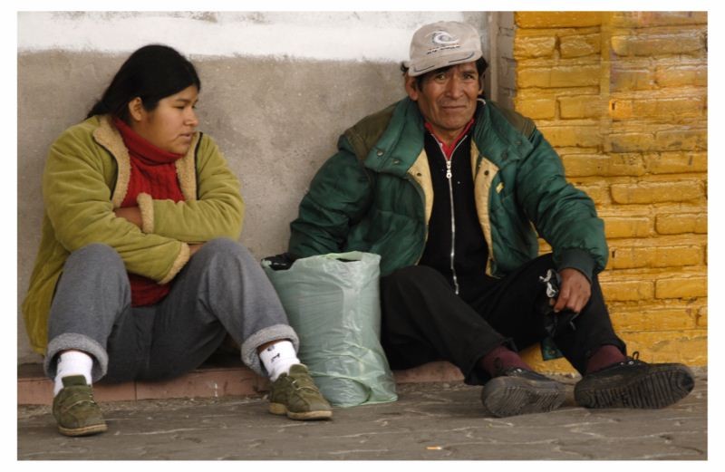 "Inmigrantes esperando el colectivo al Frutillar..." de Alfredo Mendez