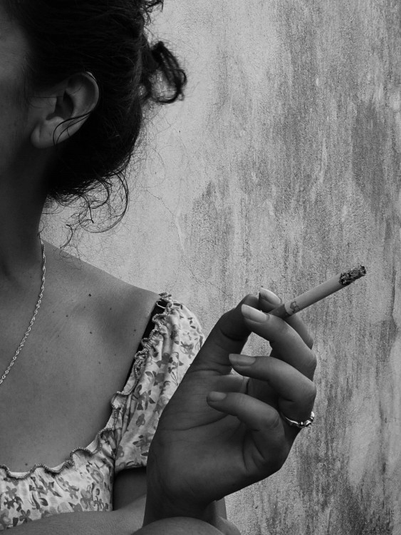 "Ella fuma" de Daniel Prez Kchmeister