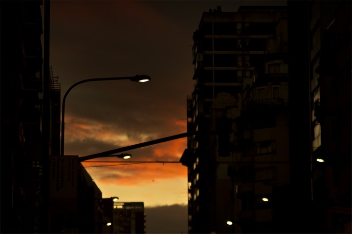 "luz de ciudad" de Simon Calle Leon