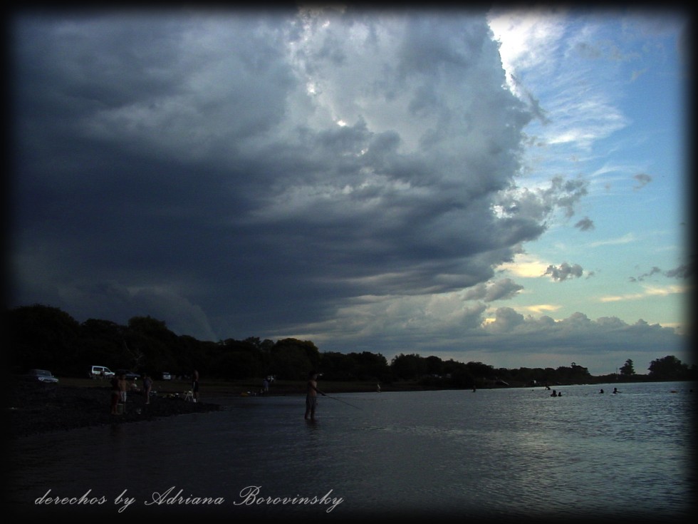 "se viene la tormenta....y sigo pescando" de Adriana Borovinsky