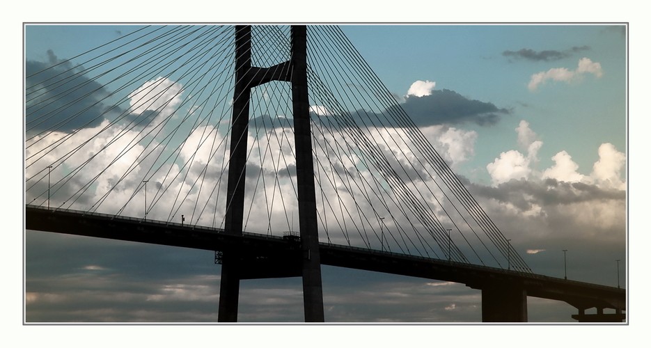 "Nubes sobre el puente" de Rafa Lanuza