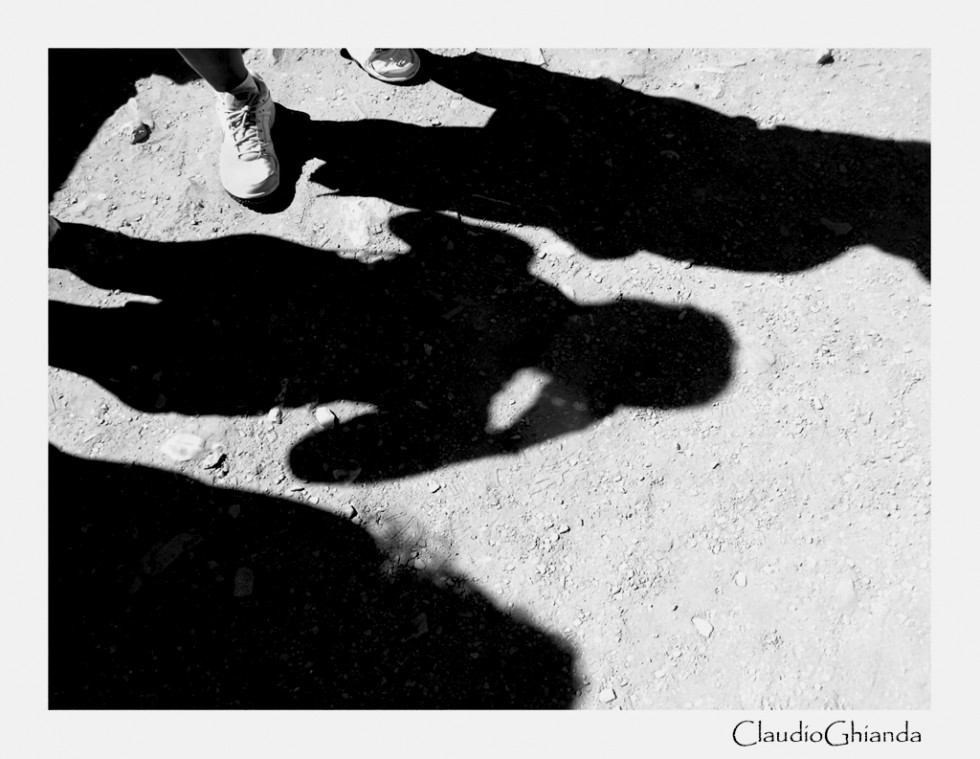 "Turistas en sombras" de Claudio Ghianda