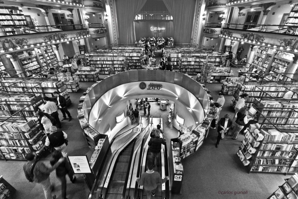 "Libreria Yenny (centro)" de Carlos Gianoli
