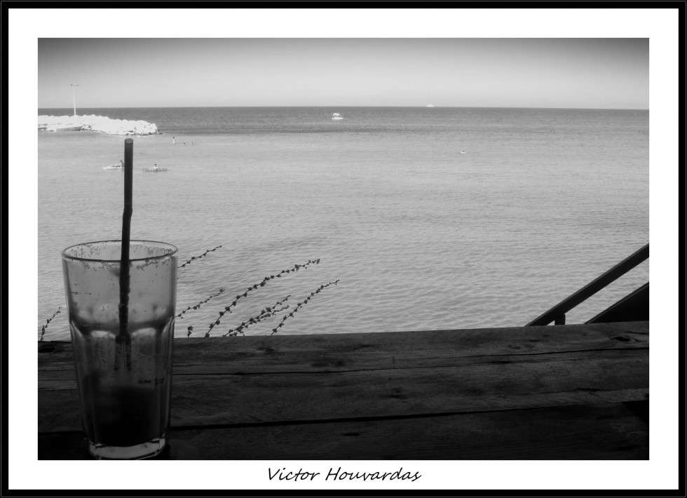 "vista al mar" de Victor Houvardas