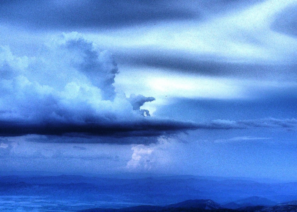 "Entre la oscura soledad y un cielo azul....." de Miguel Fernandez Medina ( Elfs )