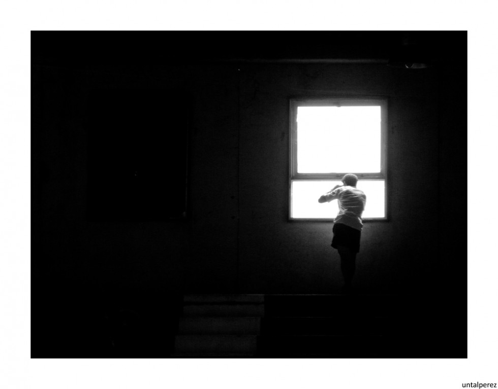 "Mirando por la ventana" de Daniel Prez Kchmeister