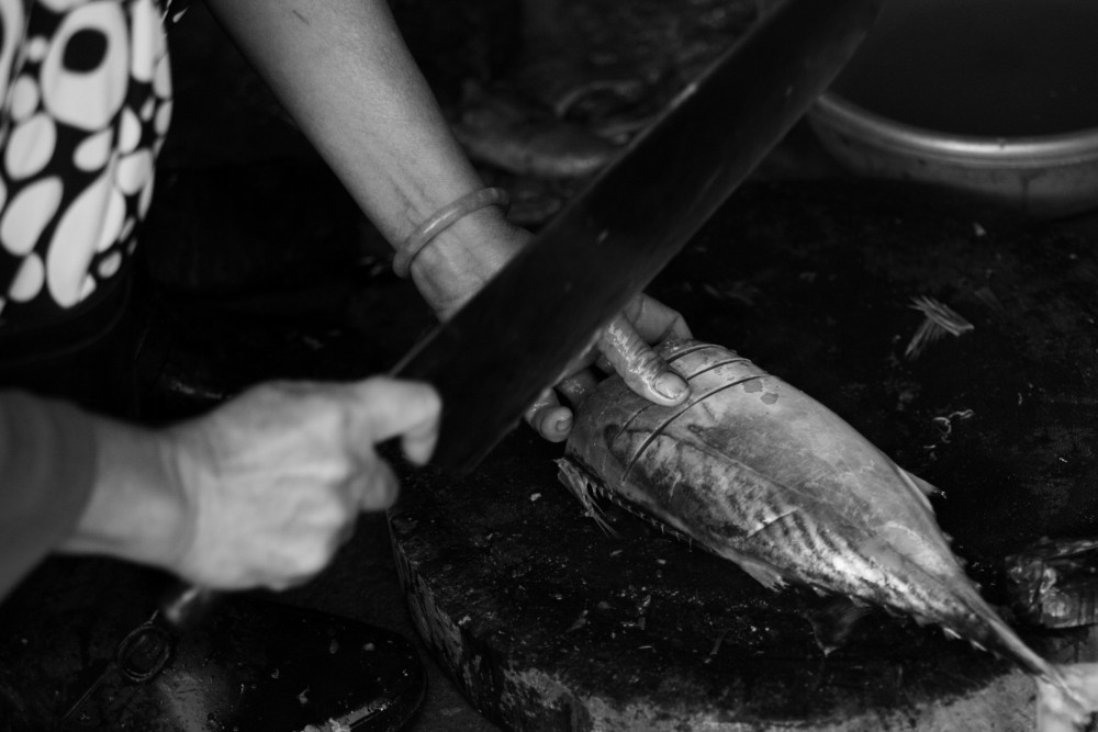 "cortando pescado....." de Rafael Buteler