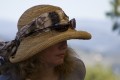 Una mujer con sombrero