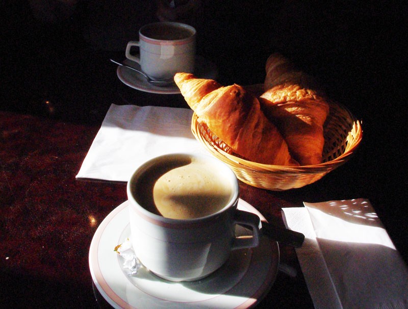 "Caf au lait et des croissants." de Felipe Martnez Prez