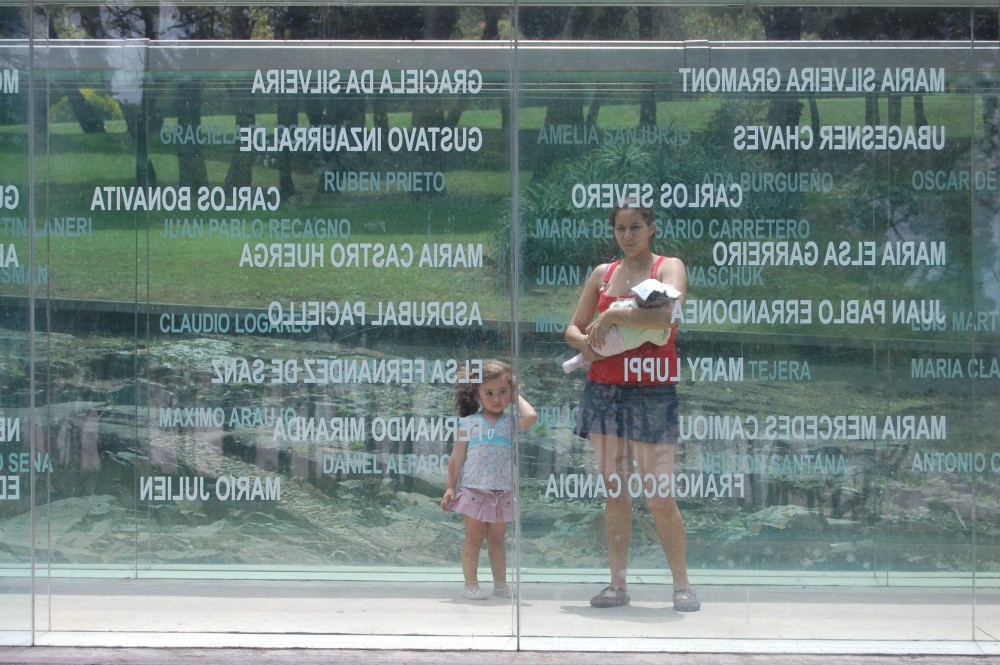 "memorial de los desaparecidos (Uruguay)" de Hugo Marinari