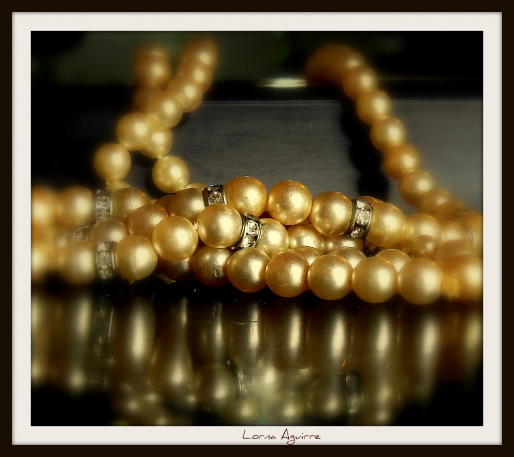 "Antiguo Collar de Perlas" de Lorna Aguirre
