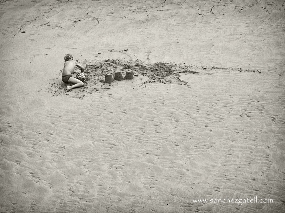 "Jugando en la arena" de Eduardo Snchez Gatell