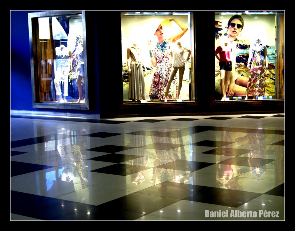 "vidrieras en el shopping" de Daniel Alberto Prez