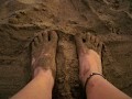 con los pies en la arena