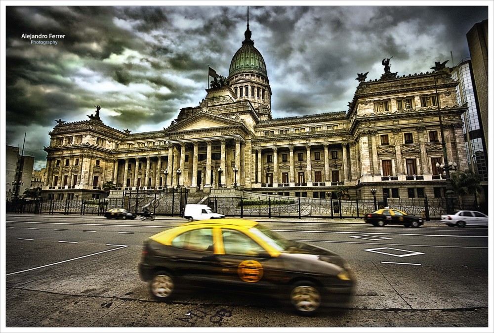 "De cmo un taxi te puede arruinar la foto" de Alejandro Ferrer