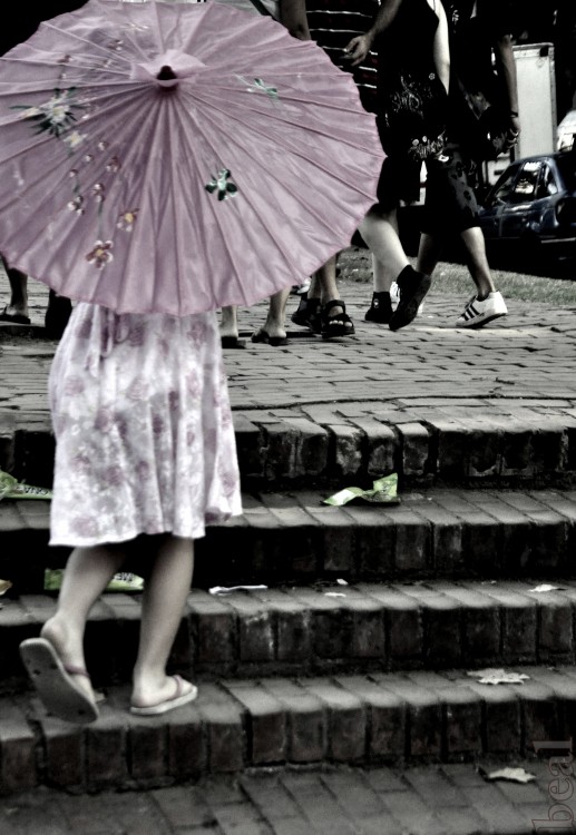"cuatro escalones con mi sombrilla rosa" de Bea Albornoz - ( Beazulina )