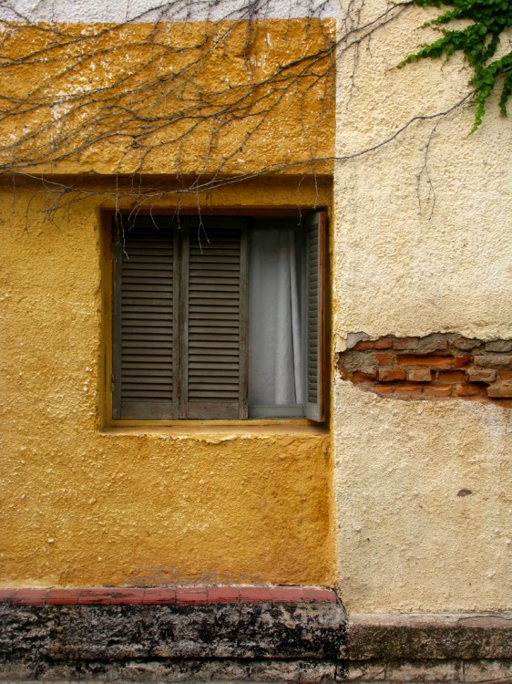 "ventana en pared ocre" de Jorge Mariscotti (piti)