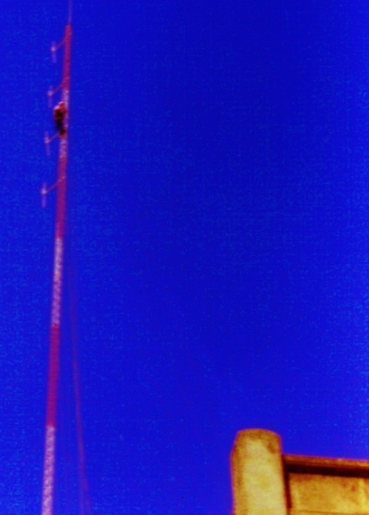 "el hombre de la antena III (subrealista)" de Leonardo Bertolino