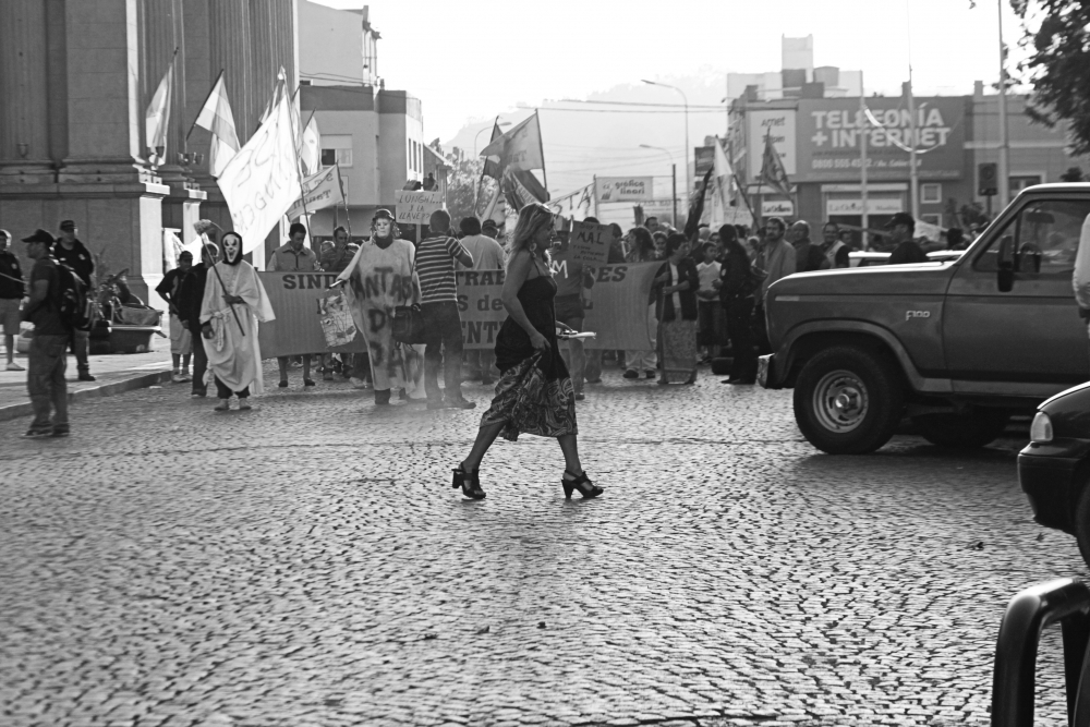 "Marcha por aumento de sueldos" de Carmen Nievas