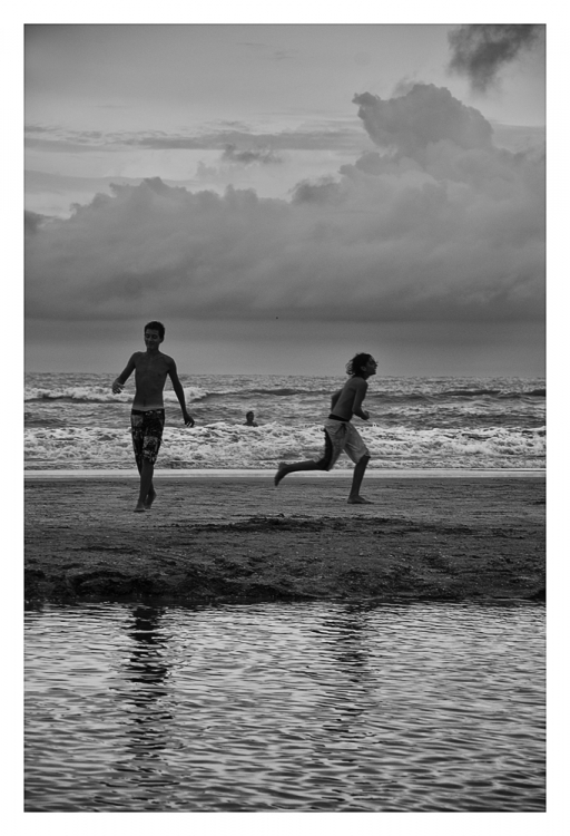 "Bailando en la arena" de Analia Coccolo