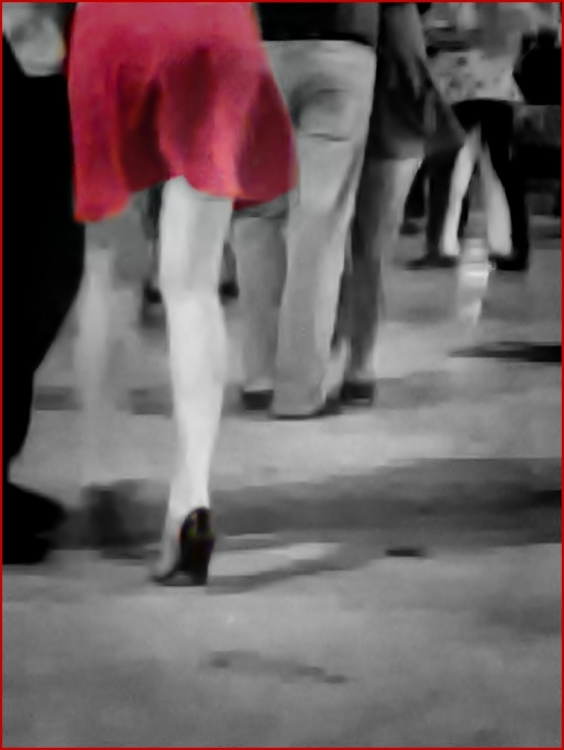 "la chica de la falda roja" de Ral Riba